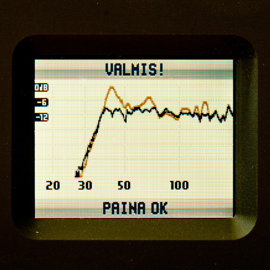 Anti-Mode 2.0 Dual Core Dual Core näyttää omallakin ruudullaan sekä huoneen alkuperäisen taajuusvasteen että korjatun lopputuloksen. Tarkempaa tietoa saadaan siirtämällä mittadata tietokoneelle.