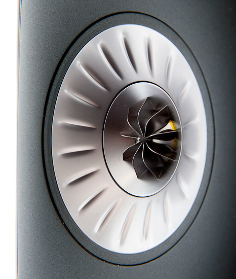 KEF Blade koaksiaali Koaksiaalielementti on jo pelkästään silmälle taideteos. Sen lisäksi se on akustisesti äärimmäisen kehittynyt.