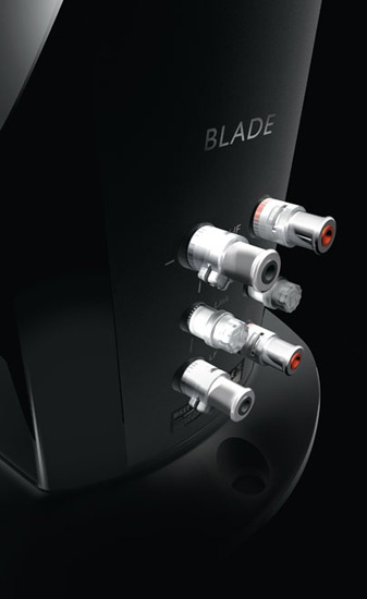 Kef Blade liittimet Yläliittimet koaksiaalille, alaliittimet bassoille. Keskimmäiset ovat ruuvit, jotka oikosulkevat liitinparit eli toimivat elegantteina oikosulkuliuskojen korvikkeina.