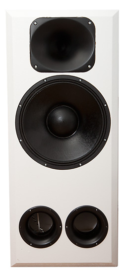 Kaiutinrakennusohje - Nitrosäiliö - 15-tuumainen hifi-PA-kaiutin Kaiuttimen korkeus on 106cm ja leveys 45cm. Torven kurkku on 92cm alhaalta, torven ja basson laipan väliin jää yksi sentti. Refleksiputket voi hyvin laittaa takalevyyn heti bassoelementin alareunan alapuolelle (eli niin, ettei niistä näe bassoelementtiä).