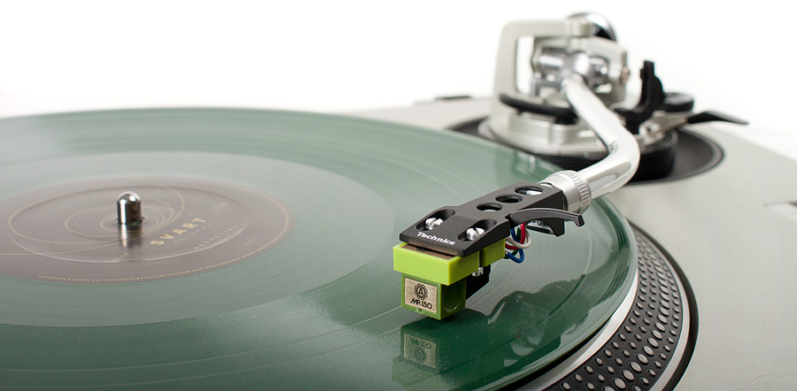 Techniscs SL-1200 MK2 Tutkimusmatkani ajaksi istutin vuorollaan kummankin soittimen varren nokkaan Nagaokan valmistaman MP-150 -äänirasian.