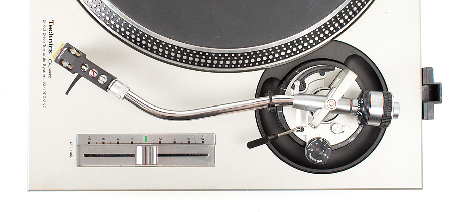 Techniscs SL-1200 MK2 Kirsikkana Technics-kakun päällä äänivarren juuresta löytyy suuri öljyvaimennettu rinkula, jolla varren korkeutta voi säätää jopa lennosta!